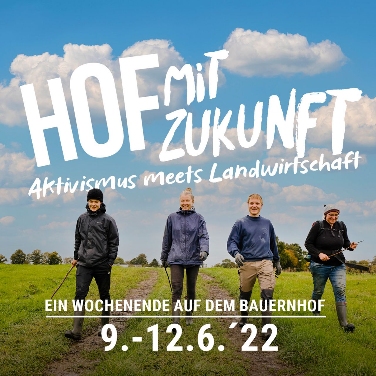 Vier Personen gehen auf einem Feld, Überschrift "Hof mit Zukunft, Aktivismus meets Landwirtschaft", EIn Wochenende auf dem Bauernhof, 9. - 12.6.'22